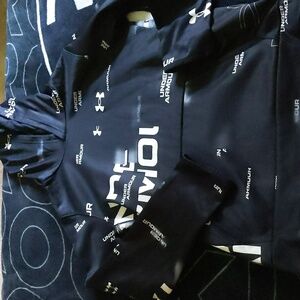 Under armour boys medium dri fit fabric sweatshirt